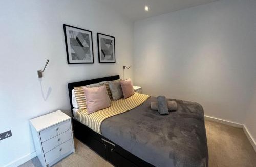 St Albans Apartment | Grosvenor Rd - 2-Bedrooms - Sleeps 5 - Parking