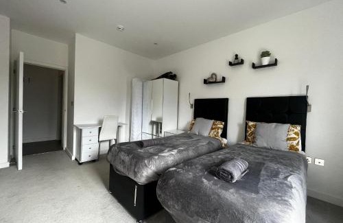 St Albans Apartment | Grosvenor Rd - 2-Bedrooms - Sleeps 5 - Parking