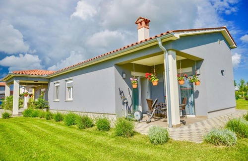 Skatari House | Ground Floor Apartments With Spacious Backyard