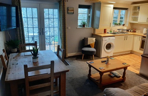 Bodmin Apartment | Ground Floor Apt With Garden & Parking Sleeps 2