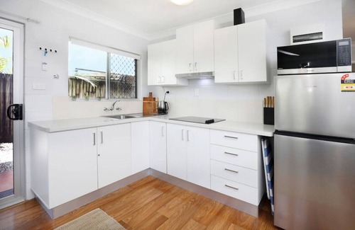Cairns North Apartment | Ground Floor Easy Unit Close to City 4