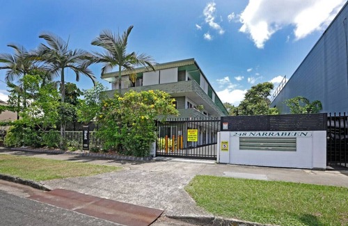 Cairns North Apartment | Ground Floor Easy Unit Close to City 4