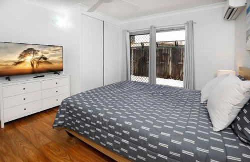 Cairns North Apartment | Ground Floor Easy Unit Close to City 4