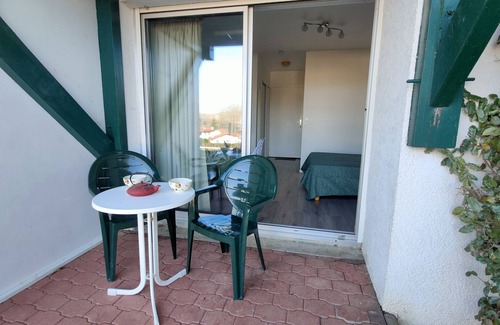 Cambo-les-Bains Apartment | Ground floor studio with small garden in the center of Cambo les bains.