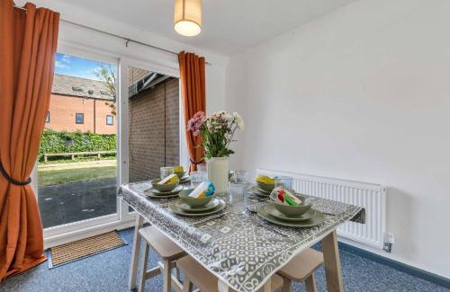Ashby-de-la-Zouch Apartment | Group-Friendly 4-BR Home with Space & Comfort