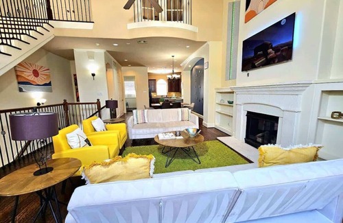 Woodlake - Briar Meadow House | Group-Friendly Galleria Spot 3BR Sleeps 8