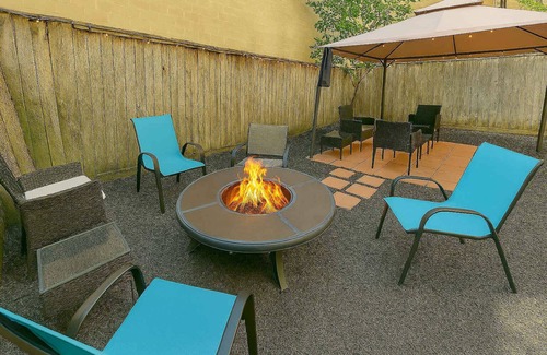 Woodlake - Briar Meadow House | Group-Friendly Galleria Spot 3BR Sleeps 8