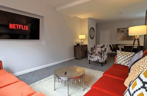 Barnt Green House | Group-Friendly Luxury Home in Solihull - Sleeps 14, near NEC & BHX