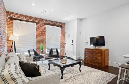 Central Business District Hotel | Group-friendly Suite Near Bourbon Street