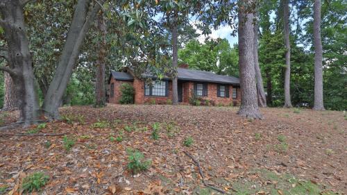 Columbus House | Group Getaway 6BR Near Fort Benning Huge Kitchen Private Yard