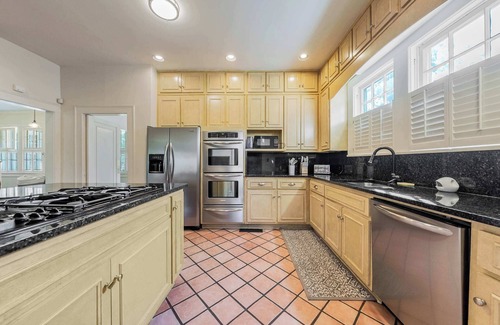 Columbus House | Group Getaway in a Grand Historic Home | Sleeps 10 | 15 minutes to Fort Benning