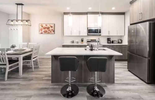 Lynnwood Ridge House | Group Stay By DT | 6BR Duplex + Banff Pass & Wine, Parking, & Netflix!