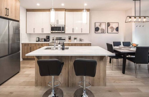 Lynnwood Ridge House | Group Stay By DT | 6BR Duplex + Banff Pass & Wine, Parking, & Netflix!