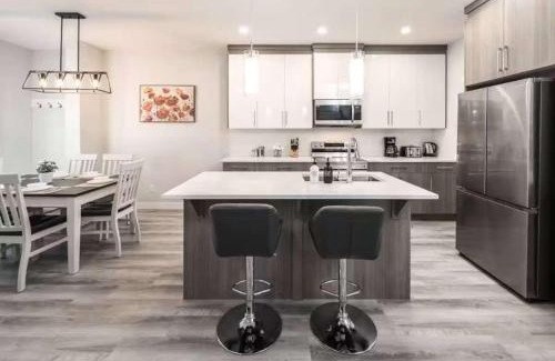 Lynnwood Ridge House | Group Stay, Sleeps 16! Near Downtown - 6BR Full Duplex, 2 Kitchens! FREE Banff Passes, Wine, Netflix, Parking!