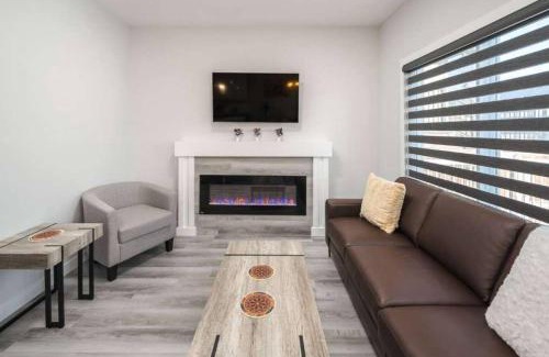 Lynnwood Ridge House | Group Stay, Sleeps 16! Near Downtown - 6BR Full Duplex, 2 Kitchens! FREE Banff Passes, Wine, Netflix, Parking!