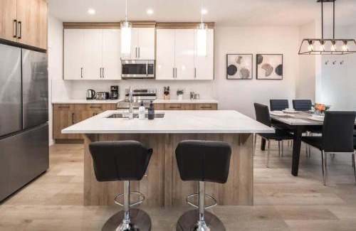 Lynnwood Ridge House | Group Stay, Sleeps 16! Near Downtown - 6BR Full Duplex, 2 Kitchens! FREE Banff Passes, Wine, Netflix, Parking!