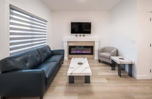 Lynnwood Ridge House | Group Stay, Sleeps 16! Near Downtown - 6BR Full Duplex, 2 Kitchens! FREE Banff Passes, Wine, Netflix, Parking!