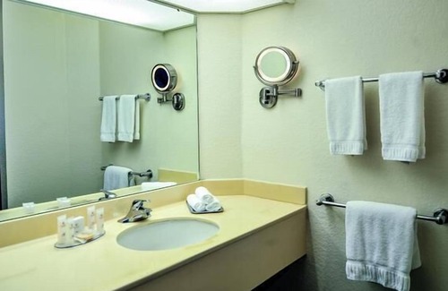 Mishawaka House | Group Vacation! 2 Units Close to University Park Mall! W/ Pool Access & Parking!