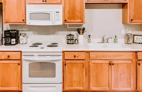 Gruene Condo | GrueneGusthaus #4|Private Condo+ Golf Cart Rentals