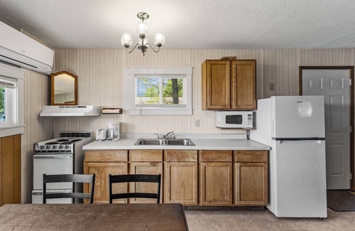 Brill Cabin | Gruenhagen Bay Bear Cub