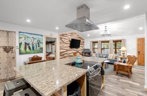 Kerrville House | Guadalupe Bluff Bunk House - Located overlooking the Guadalupe River