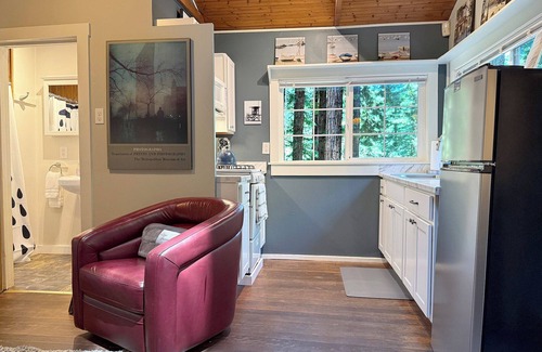 Guerneville Cottage | GuernevilleCottage~Unwind&Reconnect In the Redwoods, FireTbl/HotTub/WiFi/Pup