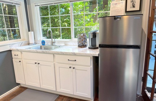 Guerneville Cottage | GuernevilleCottage~Unwind&Reconnect In the Redwoods, FireTbl/HotTub/WiFi/Pup