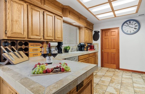 Guerneville House | GuernevilleGetaway-FUN Home w/Lounge!Super Chill - GmRm,HotTub, Pup, WiFi!