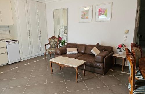 Lagonissi House | Guest apartment within a villa in Lagonissi
