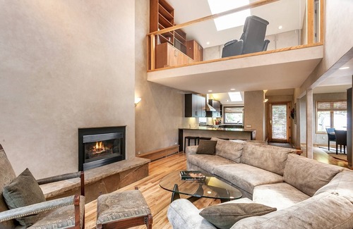 Vail House | Guest Favorite 3BR Home - Soak Up the Mountain Air in the Hot Tub, Perfect for Fall or Apres Ski!