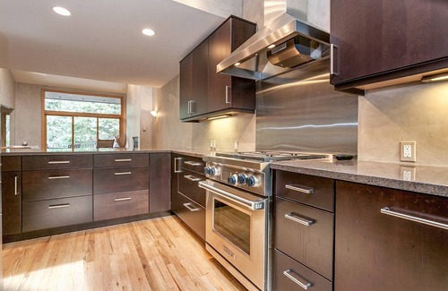 Vail House | Guest Favorite 3BR Home - Soak Up the Mountain Air in the Hot Tub, Perfect for Fall or Apres Ski!