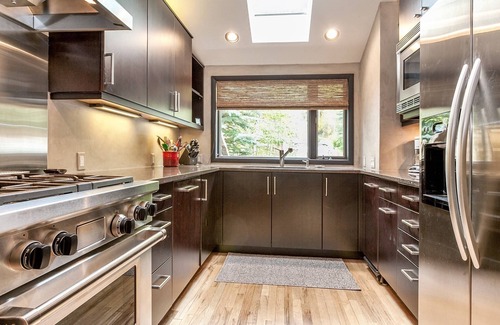 Vail House | Guest Favorite 3BR Home - Soak Up the Mountain Air in the Hot Tub, Perfect for Fall or Apres Ski!