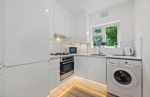 East Acton Apartment | Guest Homes | Rosebank Gardens