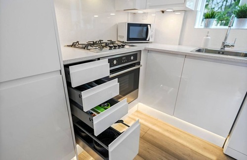 East Acton Apartment | Guest Homes | Rosebank Gardens
