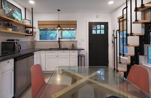 West Oak Hill Cottage | Guest House On Wooded Acre