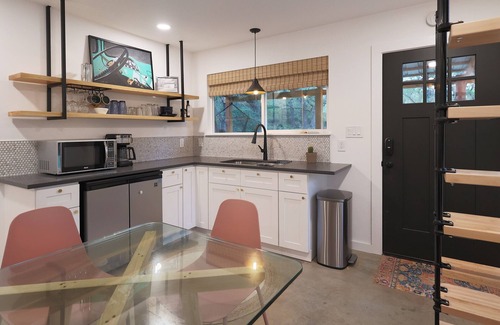 West Oak Hill Cottage | Guest House On Wooded Acre