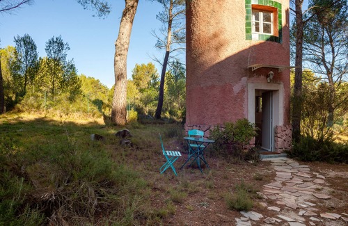 Aix-en-Provence Apartment | Guest House 'Pigeonnier Indépendant' with Shared Pool and Shared Garden