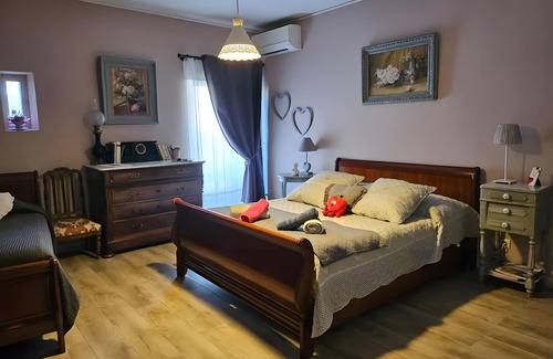 Bernis Bed & Breakfast | Guest Room 'Family Suite Guy De Maupassant' with Shared Terrace, Wi-Fi and Air Conditioning