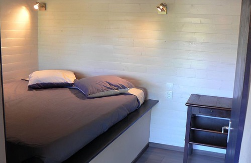 Moureze Bed & Breakfast | Guest Room 'Le Sabel - Blue Room' with Mountain View, Shared Pool