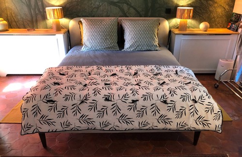 Croissy-sur-Seine Bed & Breakfast | Guest Room 'Renoir' with Private Garden and Wi-Fi