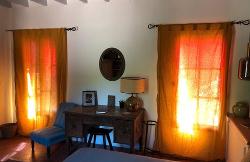 Croissy-sur-Seine Bed & Breakfast | Guest Room 'Renoir' with Private Garden and Wi-Fi