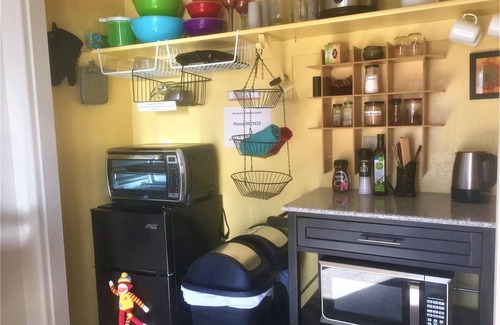 Cottonwood-Verde Village House | Guest suite - 2 private rooms - stargazer sundeck - ecofriendly - dog friendly