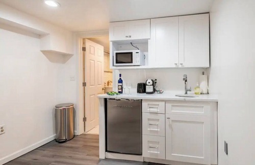 Congress Park Apartment | Guest Suite Close to Downtown