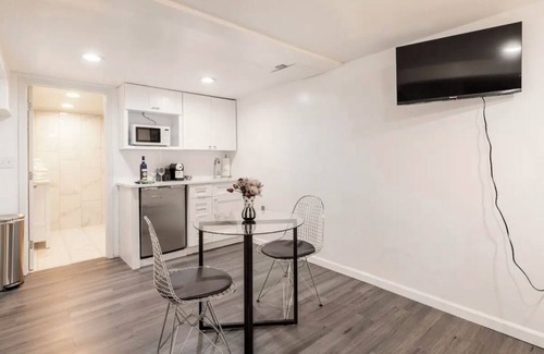 Congress Park Apartment | Guest Suite Close to Downtown