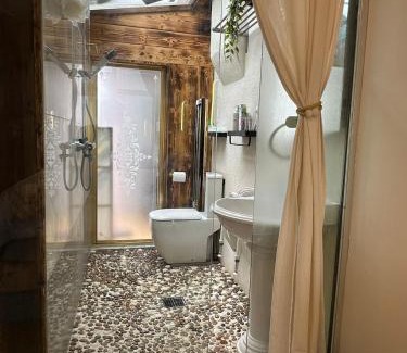 Barkingside Apartment | Guest suite with hot tub and sauna