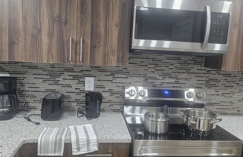 Airdrie Apartment | Guesthouse in Airdrie-South West