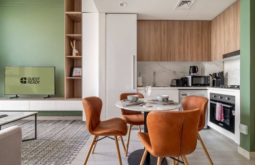 Nad Al Sheba Apartment | GuestReady - Contemporary Meydan delight