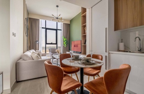Nad Al Sheba Apartment | GuestReady - Contemporary Meydan delight