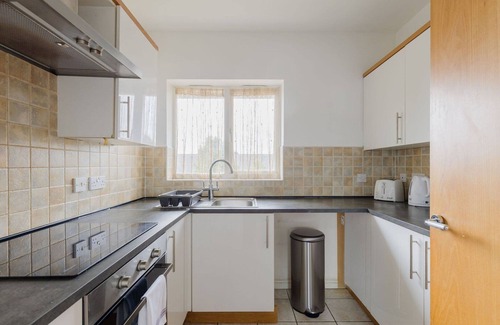 Custom House Apartment | GuestReady - Cozy Modern Retreat in London