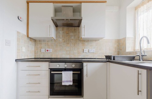 Custom House Apartment | GuestReady - Cozy Modern Retreat in London